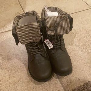 NWT folded combat boots with checkers lining